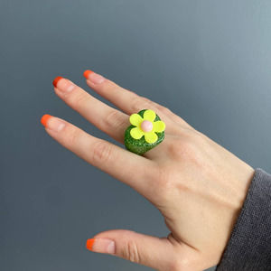 Y2K green sparkly flower ring, 7.5